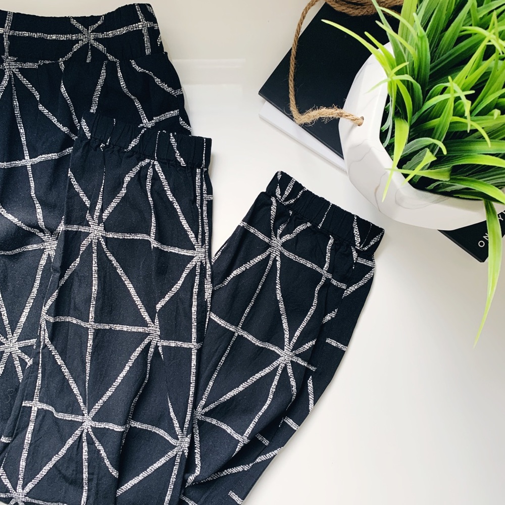 Old Navy Black Geometric Cropped Pants